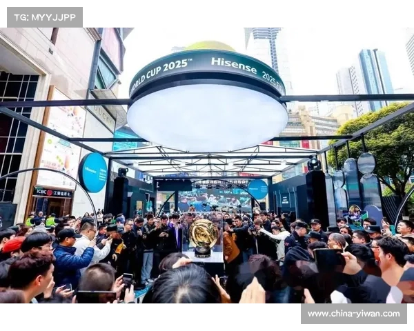 海信激光电视点燃球迷期待 2025世俱杯奖杯首次亮相重庆 海信激光电视点燃球迷期待 2025世俱杯奖杯首次亮相重庆